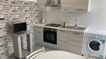 Fridge, oven, stovetop, coffee/tea maker