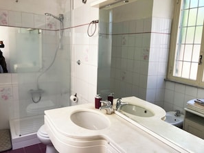 Banyera, assecador de cabells, bidet i tovalloles