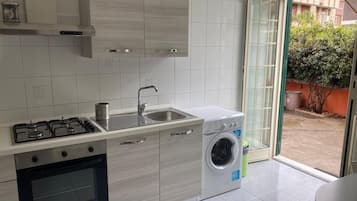 Fridge, oven, stovetop, coffee/tea maker