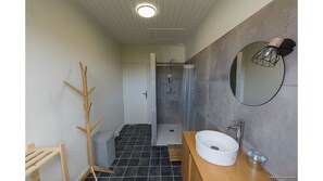 Kylpyamme, hiustenkuivaaja, pyyhkeet, saippua