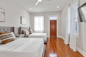 5 bedrooms, iron/ironing board, WiFi, bed sheets