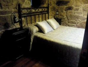4 bedrooms, desk, iron/ironing board, travel cot
