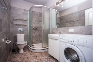 Shower - Cozy 3-bedroom apartment in the Center of Riga (Riga)