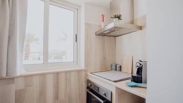 Kjøleskap, ovn, kokeplater og kaffetrakter/tekoker