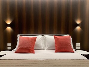 Deluxe Room, Balcony, Lake View | Free WiFi, bed sheets