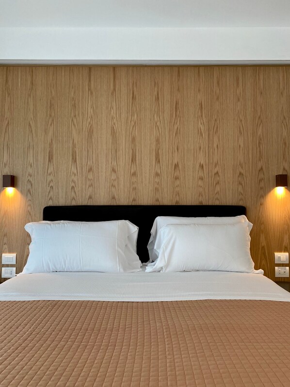 Rom – deluxe, balkong, utsikt mot innsjø | Wi-fi (inkludert) og sengetøy