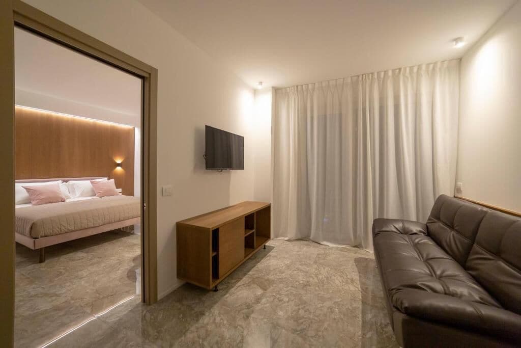 Suite, Balcony | Living area | Smart TV