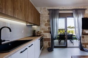 Fridge, oven, coffee/tea maker, electric kettle