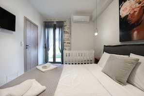2 bedrooms, iron/ironing board, free WiFi, bed sheets
