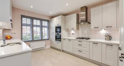 Barfoot Close