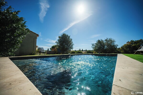 Una piscina al aire libre