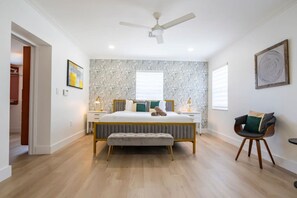 7 quartos, escrivaninha, ferros/tábuas de passar roupa, berço de viagem