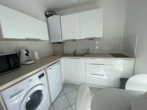 Réfrigérateur, micro-ondes, plaque de cuisson, cafetière/bouilloire