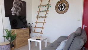 Business Apartment, Kitchenette, Park View | Living area | 120-cm LED TV with digital channels, TV - Studio 44 - Hypercentre - Wifi - Calme (Orléans)