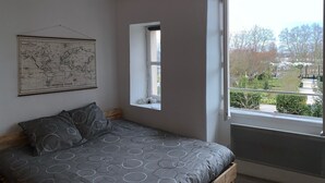 Business Apartment, Kitchenette, Park View | 1 bedroom, WiFi (free), bed sheets - Studio 44 - Hypercentre - Wifi - Calme (Orléans)