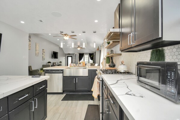 Private kitchen - Cozy Home w/ surrond sound. TV in every room 15 minutes to downtown (Houston)