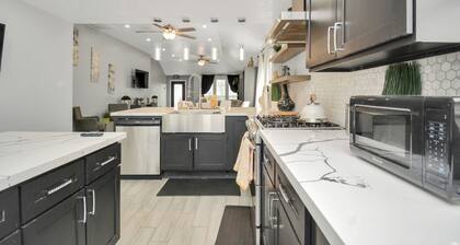 Cozy Home w/ surrond sound. TV in every room 15 minutes to downtown