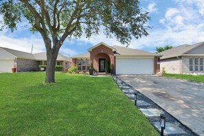 Exterior - Houston Home Sleeps 10 | Near NRG & Medical Center (Houston)