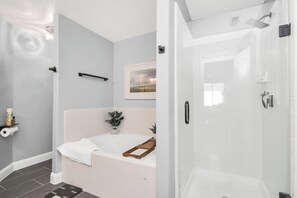 Combined shower/tub, hair dryer, towels