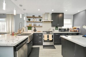 Private kitchen - Cozy Home w/ surrond sound. TV in every room 15 minutes to downtown (Houston)