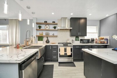 Cozy Home w/ surrond sound. TV in every room 15 minutes to downtown