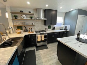 Private kitchen - Houston Home Sleeps 10 | Near NRG & Medical Center (Houston)