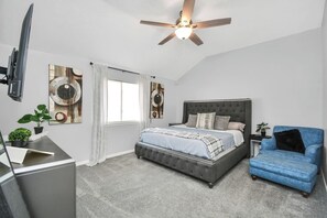4 bedrooms, iron/ironing board, WiFi, bed sheets - Houston Home Sleeps 10 | Near NRG & Medical Center (Houston)