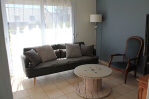 TV, fireplace, books - Peaceful house with garden 3 minutes from the beach (Combrit)