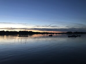 A calm body of water with boats and a distant shoreline. - Peaceful house with garden 3 minutes from the beach (Combrit)
