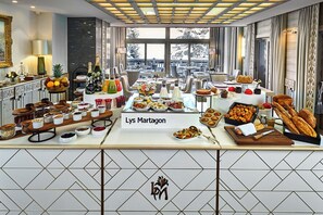 Free daily buffet breakfast - LYS MARTAGON (Courchevel)