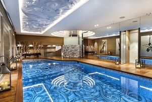 室内游泳池，10:00 至 20:00 开放，日光浴躺椅