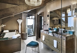 Deluxe Room | Bathroom | Rainfall showerhead, hair dryer, bathrobes, slippers