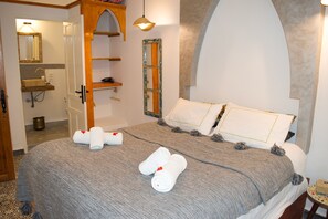 Comfort-Zimmer, Terrasse, zum Innenhof hin | Allergikerbettwaren, Select-Comfort-Betten, individuell dekoriert