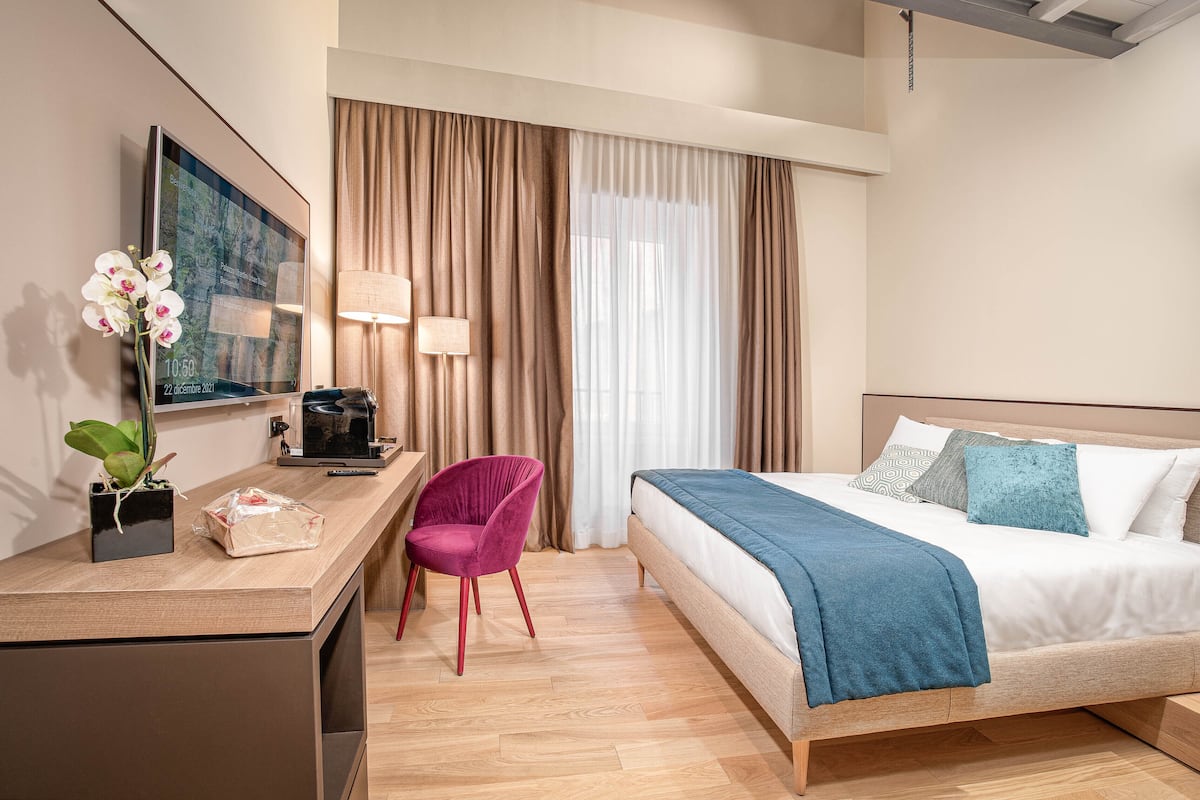 Junior Suite 4 | Premium bedding, down comforters, memory foam beds, minibar