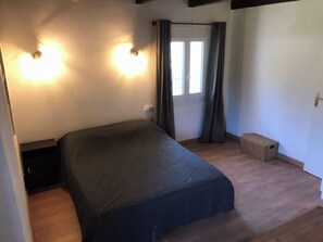 2 bedrooms, desk, iron/ironing board, free WiFi - House with garden (PERI)