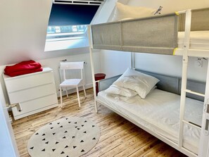 4 chambres, système d’insonorisation, fer et planche à repasser