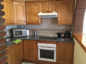 Een koelkast, een magnetron, een oven, een kookplaat