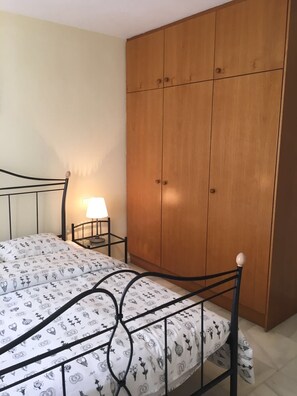 Iron/ironing board, bed sheets