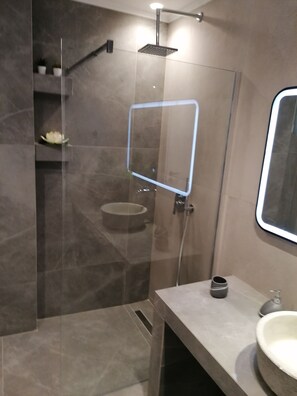 Dusche, Haartrockner, Handtücher, Seife