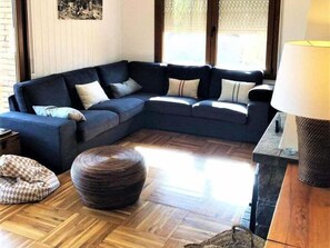 Een televisie en een open haard