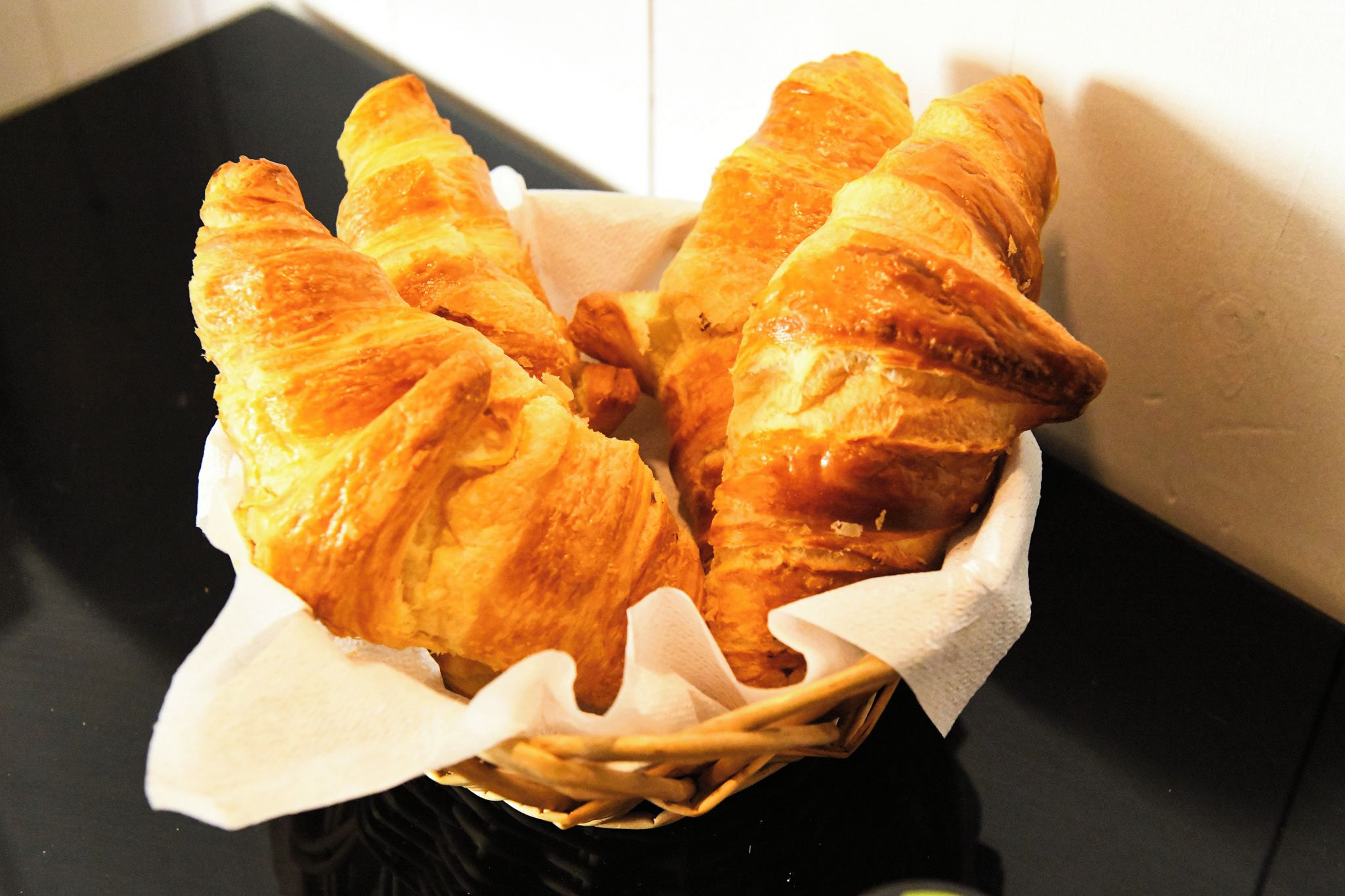 Un panier contenant plusieurs croissants.