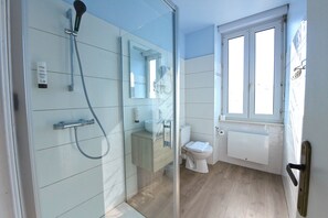 Phòng | Phòng tắm | Buồng tắm vòi sen, máy sấy tóc, khăn tắm, xà phòng 