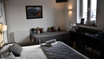 Familienzimmer | Verdunkelungsvorhänge, Bügeleisen/Bügelbrett, kostenloses WLAN