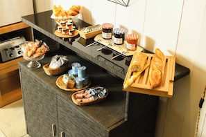 A kitchen counter with various food items and condiments. - Hotel le Coureau (Saint-Trojan-les-Bains)