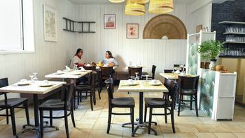 Petit déjeuner buffet (10 EUR par personne)