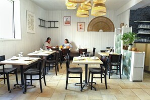 Café da manhã com buffet todos os dias mediante uma taxa