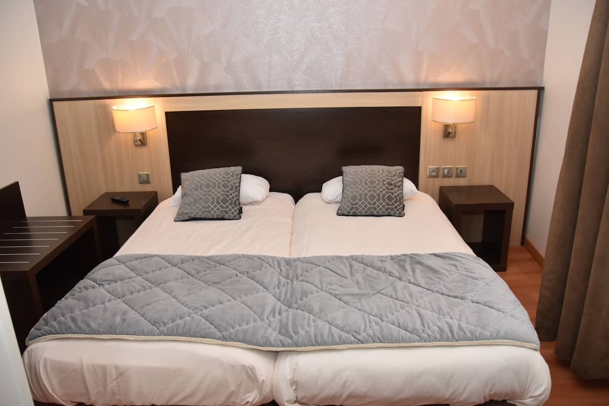 Cortinas blackout, tabla de planchar con plancha y wifi gratis
