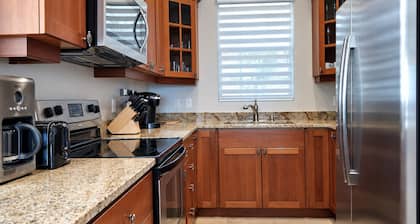 Stunning Oceanfront View/Spacious Condo--beside FIN, near Beach & Town