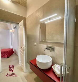 Dusche, Haartrockner, Bidet, Handtücher