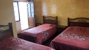 Chambre Familiale Double ou avec lits jumeaux | Couette en duvet d'oie, bureau